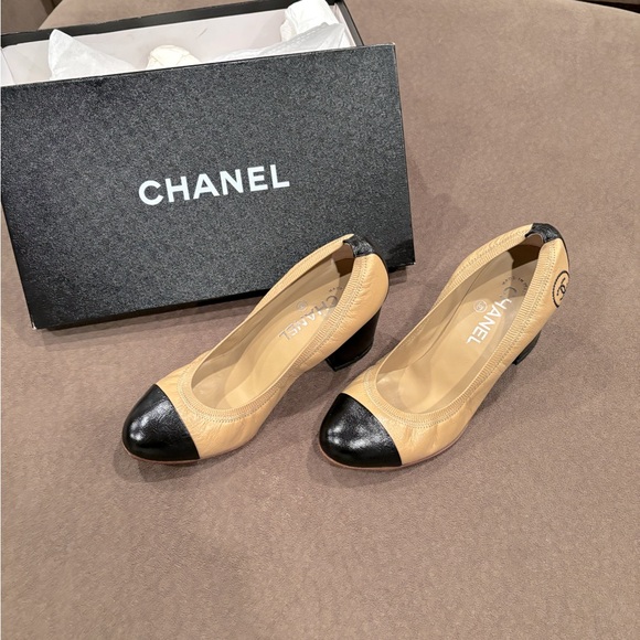 CHANEL Two-Tone Beige and Black Classic Pumps - Picture 1 of 7